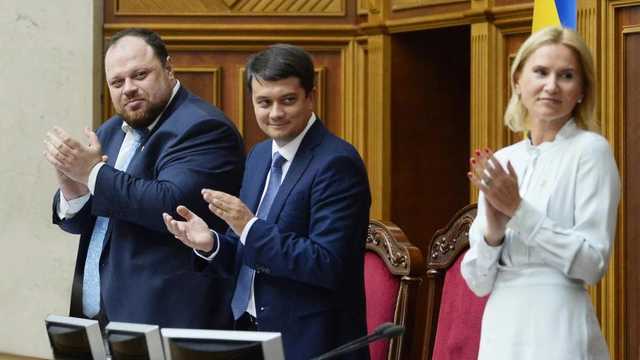 Какую зарплату получил Разумков и его заместители в Раде в январе