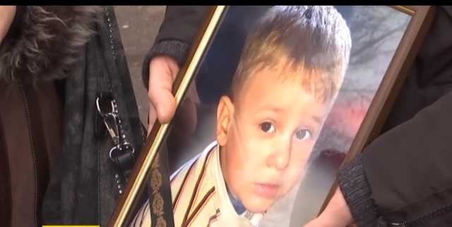 Сердце остановилось на руках отца: в Киеве во время гастроскопии умер 2-летний малыш