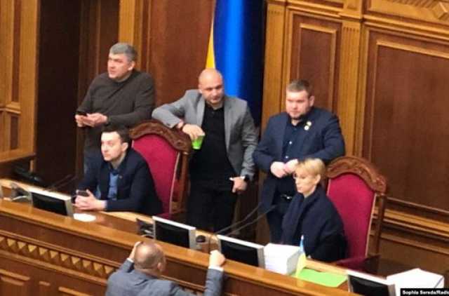«Слуги народа» выставили «охрану» у трибуны и президиума Рады