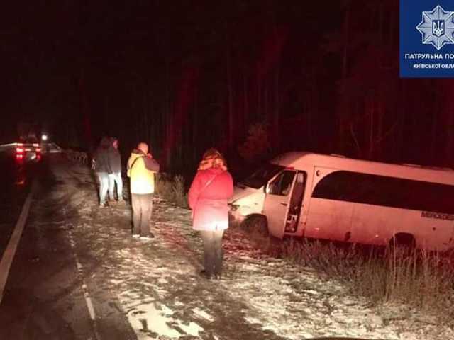 Под Киевом в ДТП попала маршрутка с пассажирами, трое пострадавших
