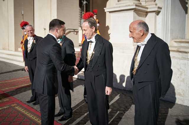 Зеленский прибыл в Ватикан