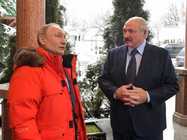 Береженого Бог бережет: Лукашенко отказался есть кашу от Путина