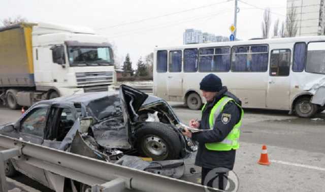 Маршрутка с пассажирами протаранила легковушку на Житомирском шоссе