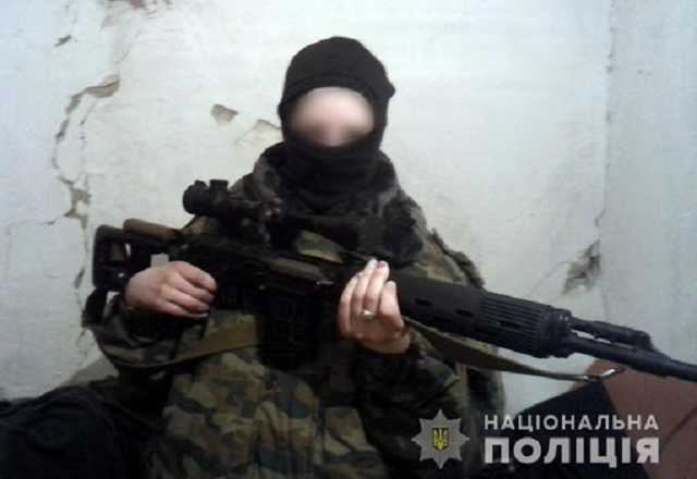 Поліцейським на Донеччині здалась найманка бойовиків