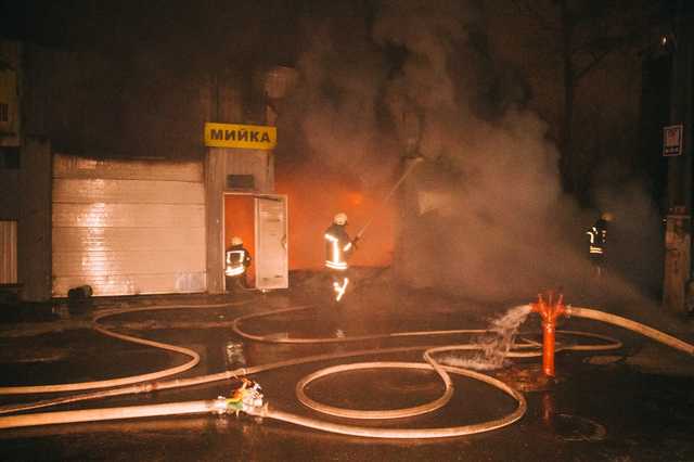 В Киеве на Лобановского сгорела автомойка: дым окутал весь район