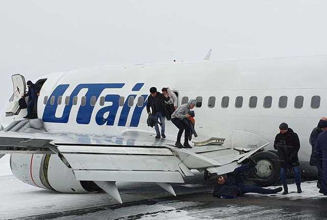 Пассажиры съезжали по крыльям: в России случилось серьезное ЧП с самолетом