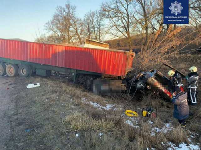 Грузовик превратил легковушку в груду металлолома: фото смертельного ДТП под Киевом