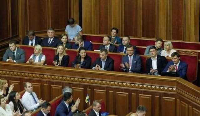 В Кабмине обнародовали зарплаты чиновников за январь: кто получил больше всех