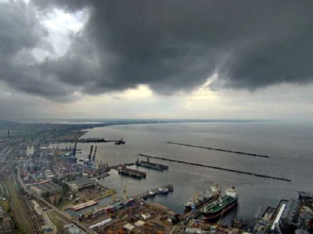 Поваленные деревья и села без света: по Одесской области пронесся ураган