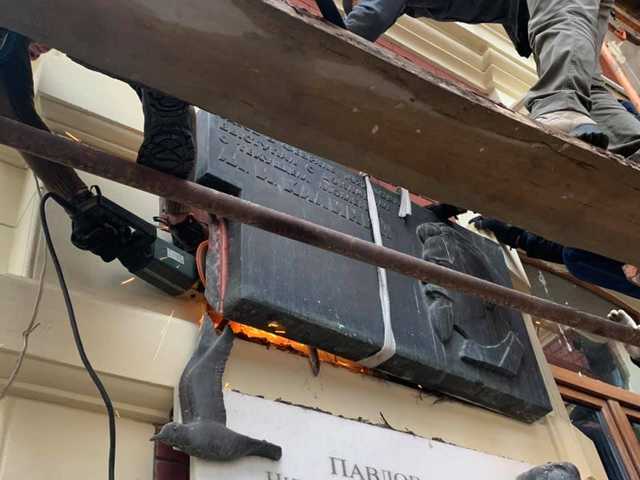 В Одесі демонтували пам’ятну дошку Калініну