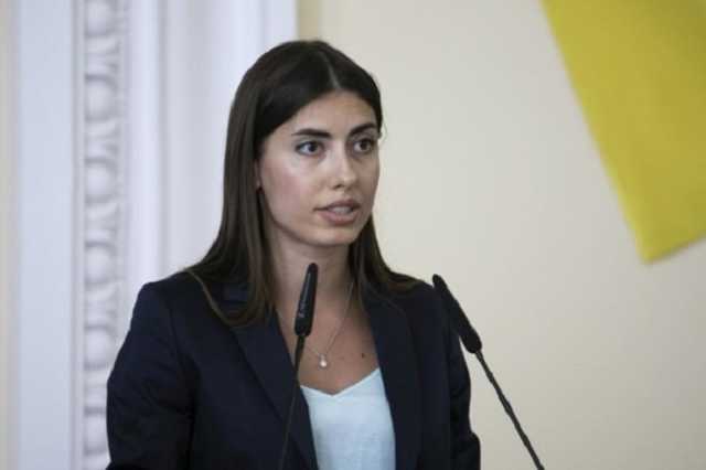 Бабушка нардепа от "Слуги народа" подставила внучку из-за продажи земли