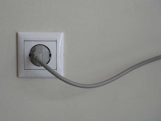 В Киеве мужчина обмотал себя оголенным проводом и включил его в сеть