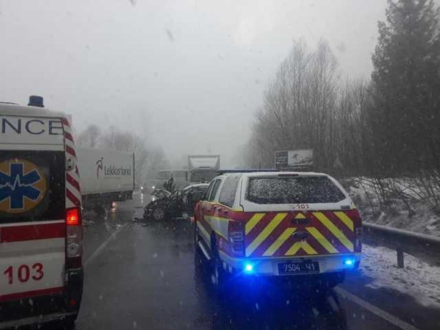 На Львовщине столкнулись легковушка и грузовик, трое пострадавших