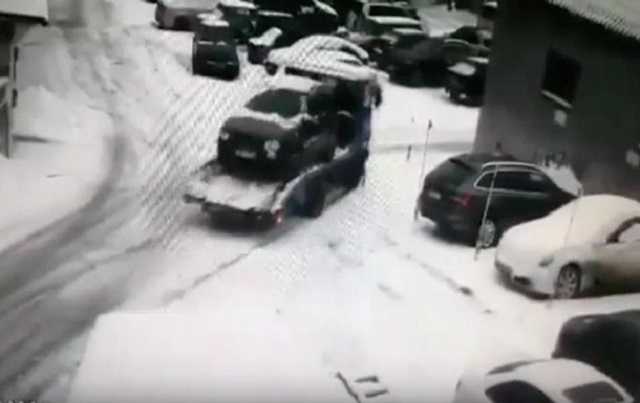 В Харькове эвакуатор разбил автомобили на автостоянке