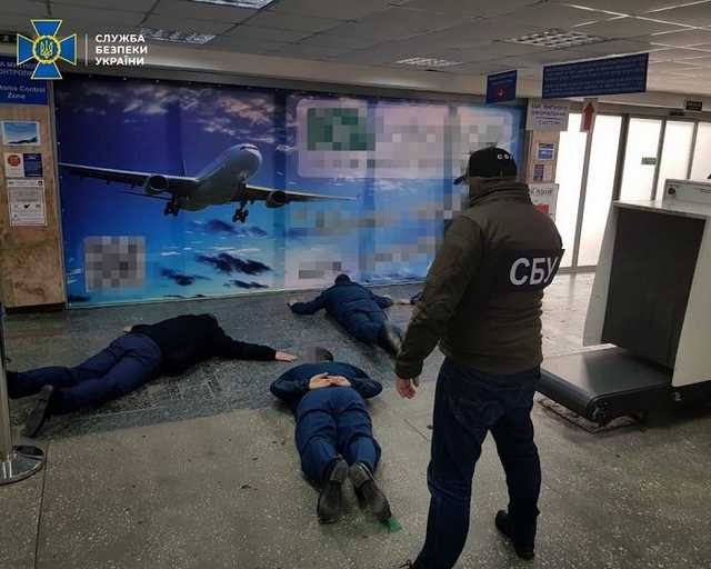 Таможенников аэропорта “Херсон” уличили в систематическом взяточничестве