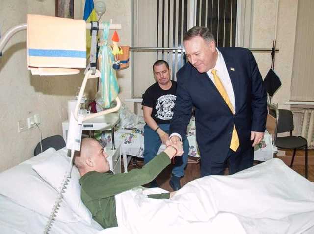 Помпео рассказал о подарке, который ему вручил раненый воин ВСУ