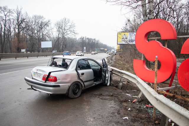 На въезде в Киев Toyota врезалась в Mitsubishi: пострадали два человека