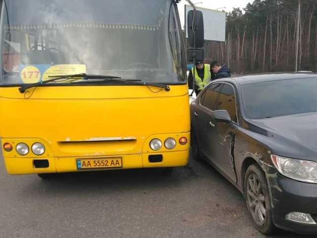 В Киеве возле метро маршрутка влетела в Lexus