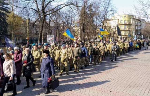 В Івано-Франківську велелюдною ходою вшанували загиблих у Дебальцевській операції