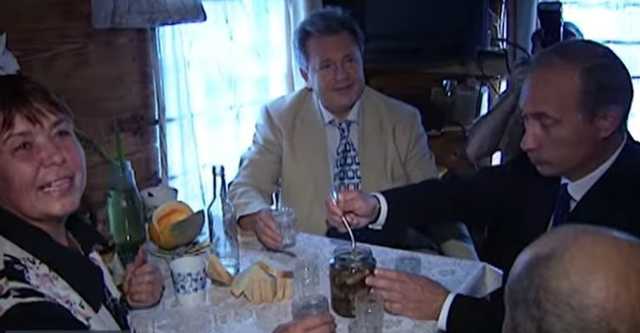 Пьет водку и поет: в сеть попало видео из личного архива Путина