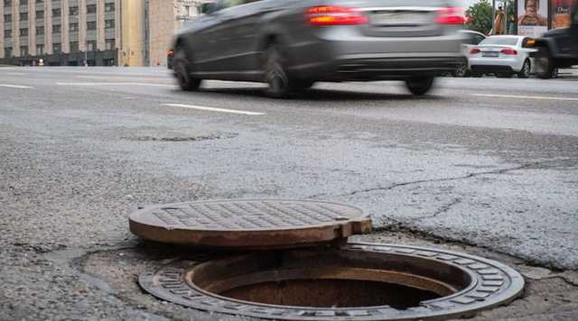 Суд объяснил, кто компенсирует ремонт авто, сломавшегося из-за открытого люка на дороге