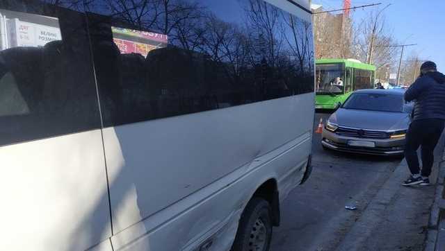 В центре Николаева столкнулись маршрутка и легковушка
