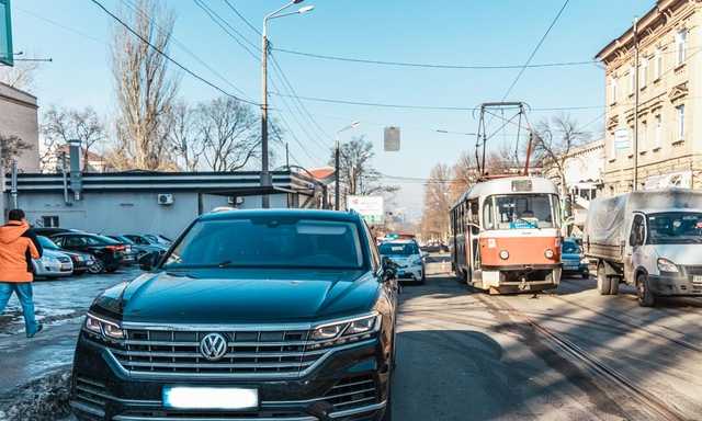 В Днепре Volkswagen сбил мужчину, который вышел из трамвая