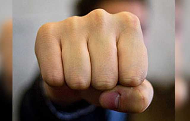 Попросили купить выпивку: в Киеве банда подростков жестоко избила бездомного