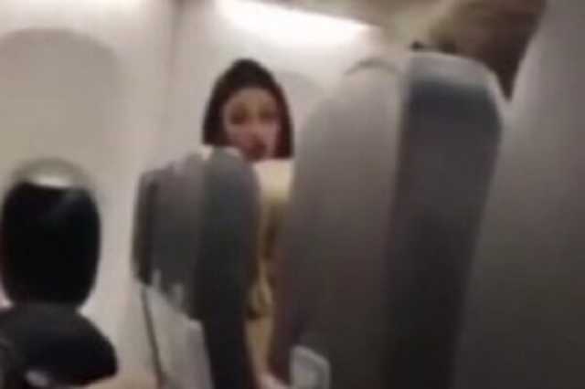 "Я тебе порежу все лицо!" Пьяная россиянка устроила дебош в самолете