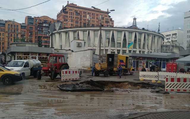 Огромная воронка: в центре Киева произошел прорыв теплотрассы