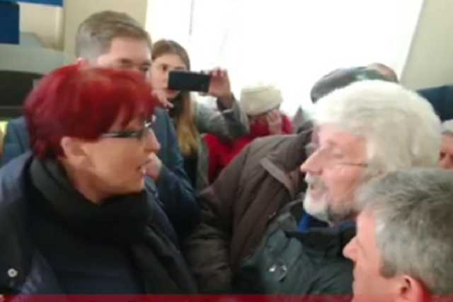 "Как жить на 2 тысячи?" Нардепу пришлось прорываться через толпу в Раде