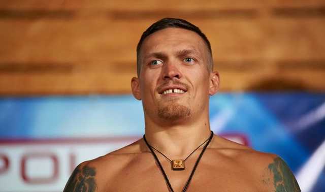 Усик прилетел в Симферополь и показал, чей Крым