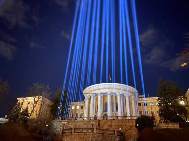 У Києві на честь Небесної Сотні запустили промені у небо