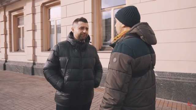 Нардепы массово нарушают ПДД возле Рады. Некоторые даже пешком