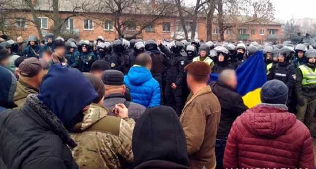 Протесты против эвакуированных: в дело пошли БТРы