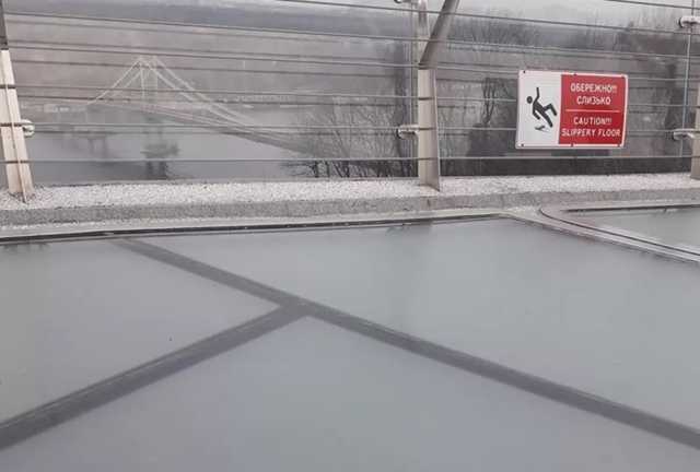 «Мост Кличко» избавился от своей изюминки - установили непрозрачные стекла