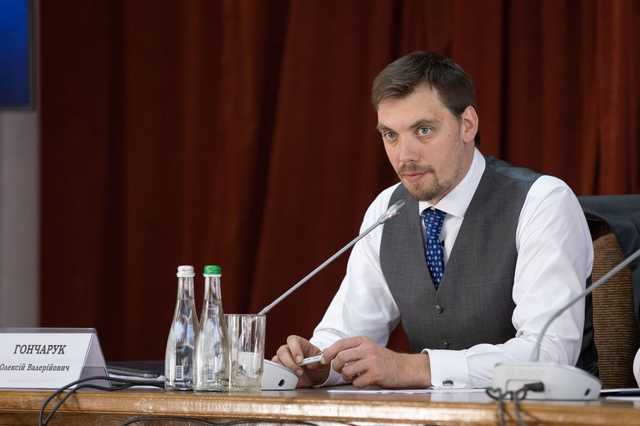 Гончарук пообщался с экипажем, доставившим украинцев из КНР