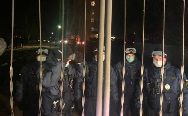 В Новые Санжары въехали автобусы с разбитыми стеклами: видео