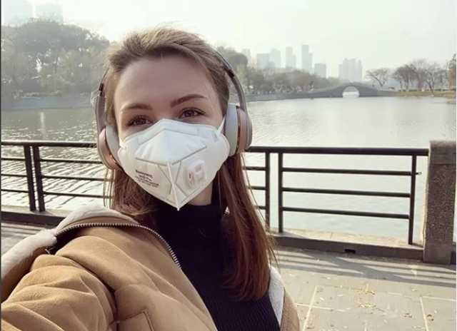 Украинке, которая не смогла вылететь с собакой домой, посольство пообещало оказать помощь