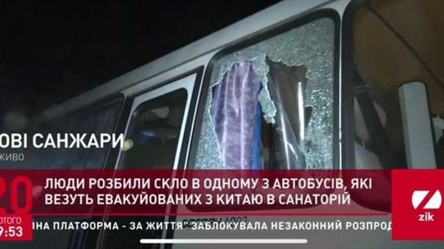 Эвакуированные из Уханя украинцы закрывали собой детей от летящих в них камней