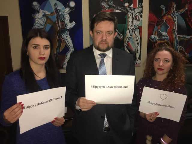 "Стыдно, мы не такие!" Украинцы запустили трогательный флэшмоб в поддержку эвакуированных из Китая