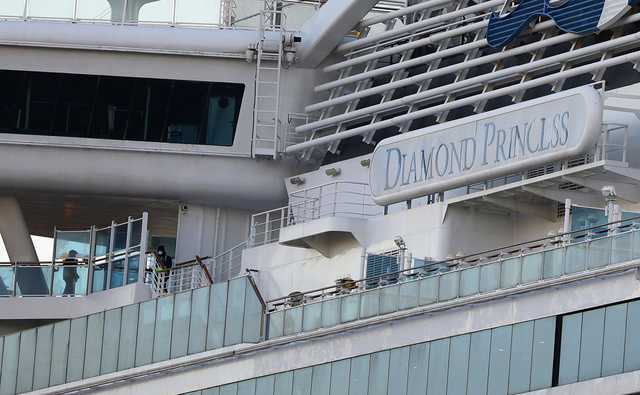 У двох евакуйованих з круїзного лайнера Diamond Princess пасажирів виявили коронавірус