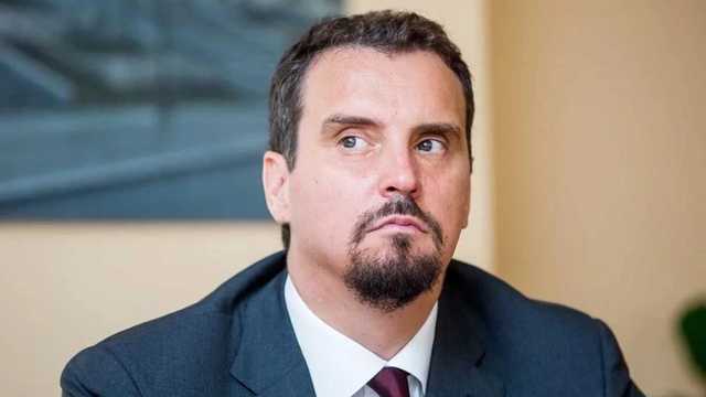 Абромавичус за огромные деньги изучает зарплаты чиновников