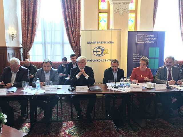 Українці вважають, що коронавірус створений людиною, – соцдослідження Центру Разумкова