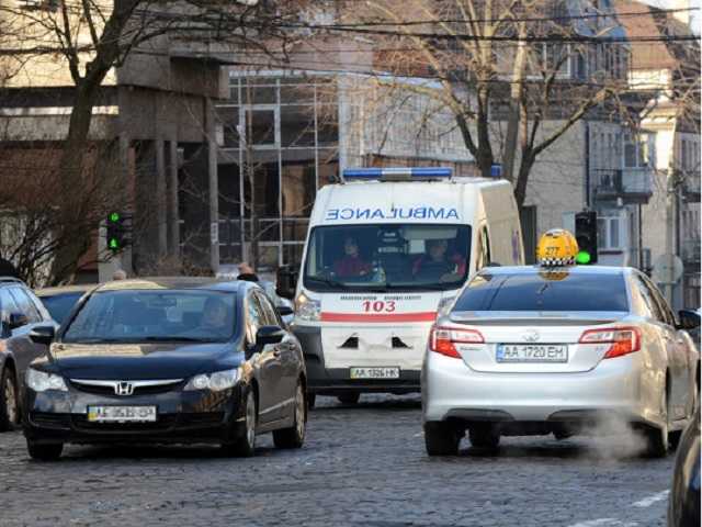 Полиция начала штрафовать водителей, не уступающих дорогу скорым и патрульным машинам