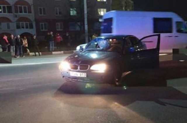 На Ровенщине пьяный водитель сбил женщину на переходе: жуткое видео