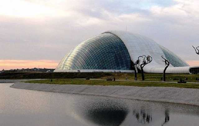 Правительство Грузии продает здание парламента