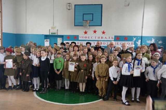 "Хотели совок? Держите!" В Крыму детей в пилотках согнали на "День оккупанта"