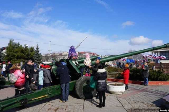 Оккупанты в Крыму устроили циничный парад к "23 февраля"