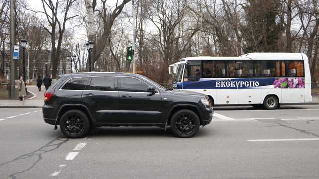 В центре Киева возле Дома офицеров Jeep сбил пешехода: женщину парализовало